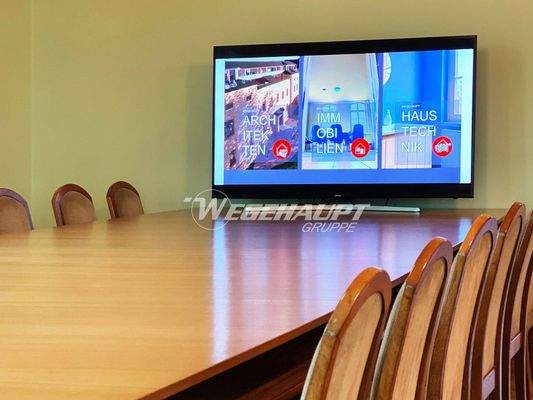 42_Saal_Hier saß zuletzt der Landrat_Präsentationen auf Abstand