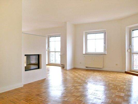 Wohn-/Essbereich mit Kamin und Zugang zu den Balko