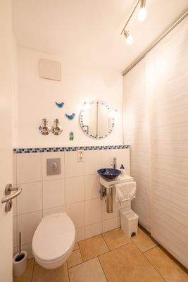 Gäste WC mit clever abgetrenntem Abstellbereich