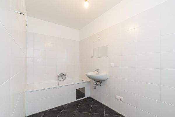 13_Wannenbad mit viel Platz für Ihre Gestaltung