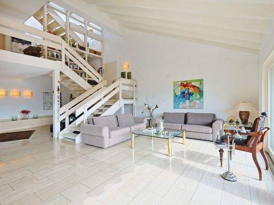 Imposanter Wohnbereich mit offenem Treppenhaus und Kaminbereich