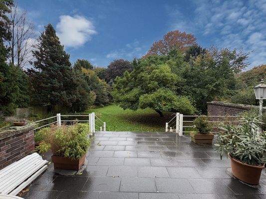 Blick von der Terrasse in den Garten