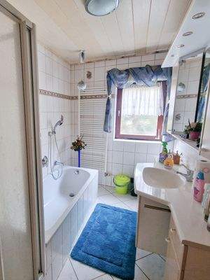 Tageslichtbad mit Wanne und Dusche