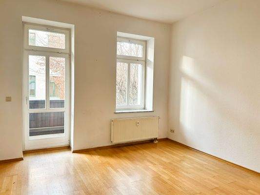 Wohnzimmer mit Balkonzugang