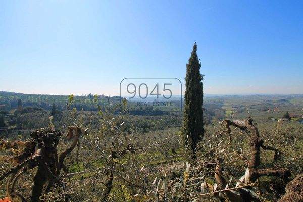 Charaktervolle Villa mit Gästehaus inmitten der toskanischen Natur