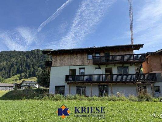 Nord-Ansicht mit Treppenaufgang zur EG-Whg.