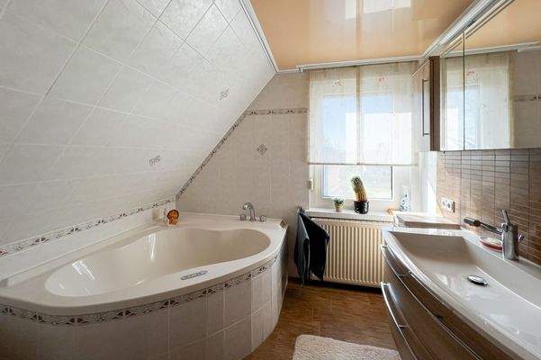 Bad mit Whirlpoolwanne