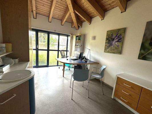 exempl. Büro- oder Praxisraum