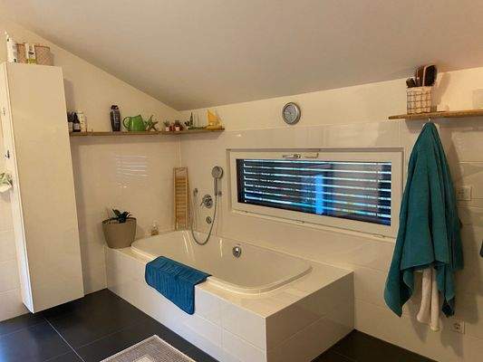 Großzüiges Badezimmer im DG