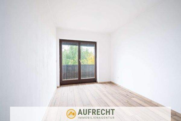 Schlafzimmer 1 mit Zugang zum Balkon 