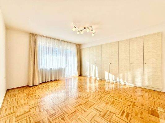 EG: Schlafzimmer mit Zugang zum Balkon