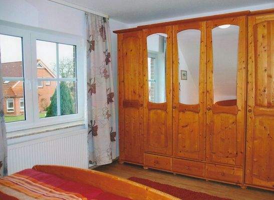 Schlafzimmer I mit großen Schrank