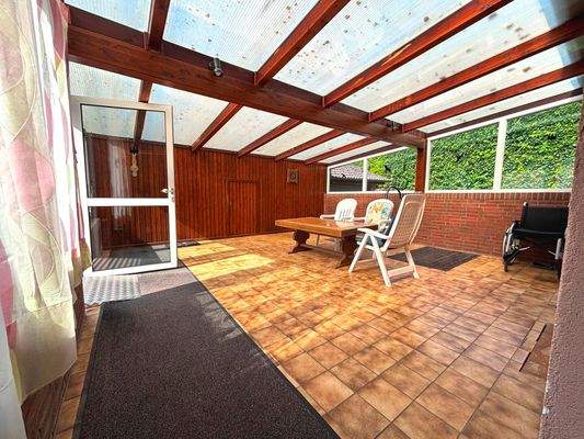 Große überdachte Terrasse