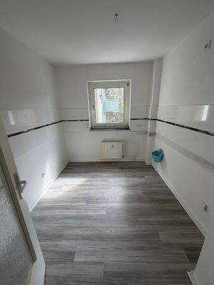 Leeres Zimmer mit Fenster