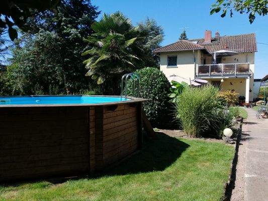 Ansicht vom Garten mit Schwimmbad