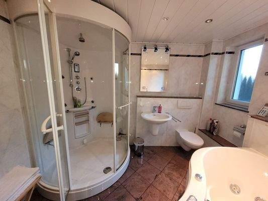 ELW-Bad mit Waschbecken, WC und Fenster