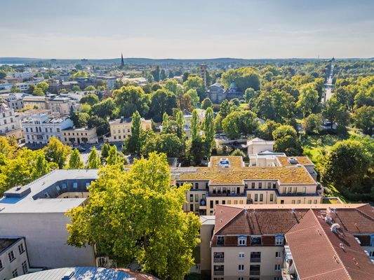Luftbild mit Blick auf die Friedenskirche und den 