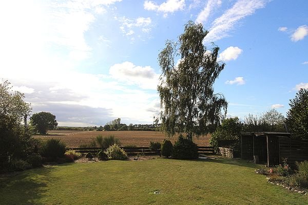 Auf der anderen Seite - Weitblick übers Feld mit Sonne von Mittag bis zum Abend