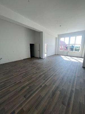 Blick Wohnbereich zu Küche und Balkon