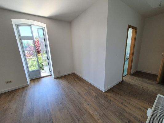 Zimmer mit Blick zum Balkon u. Bad