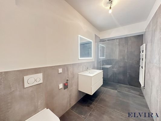 Badezimmer mit Dusche im Souterrain