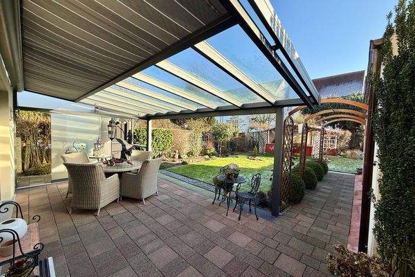 Terrasse mit Glas-Schiebeelementen (seitlich) und Beschattung