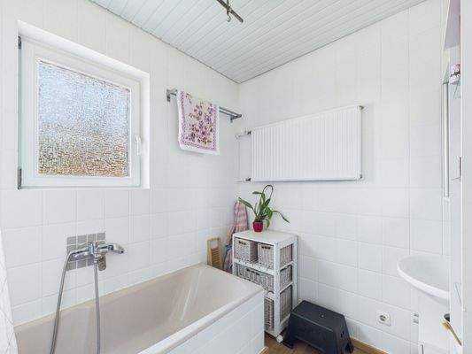 Bad mit Wanne Erdgeschoss