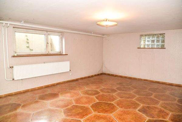 Großer heller Hobbyraum im Keller