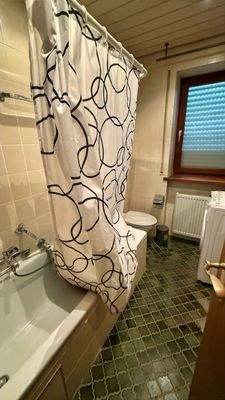 Bad mit Wanne und Fenster