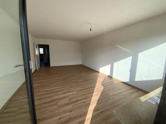 Wohnzimmer Blick vom Balkon nach Innen