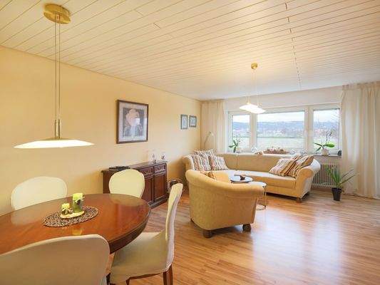 Einladender Wohn- und Essbereich mit Balkonzugang