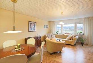 Einladender Wohn- und Essbereich mit Balkonzugang