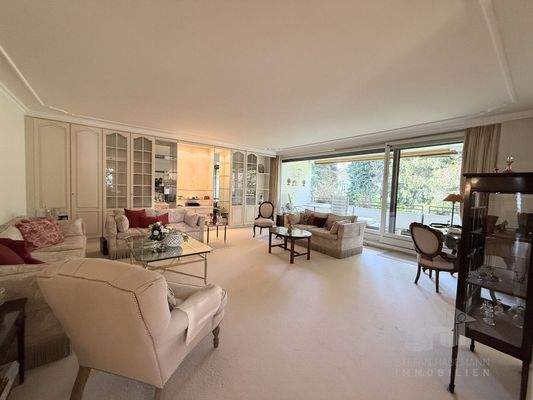 Wohnzimmer mit Zugang zum Balkon