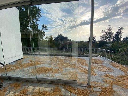 Glaselemente um Terrasse abzutrennen