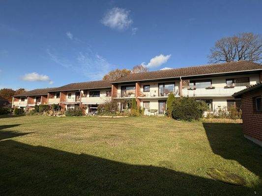 Gepflegtes Areal mit Blick ins Grüne