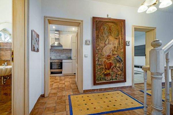 Flur mit Blick in die Küche Haus linke Seite.JPG