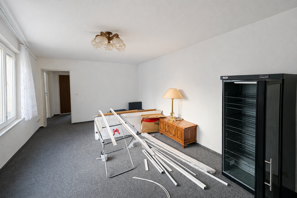 Zimmer mit Fenster und Einrichtung