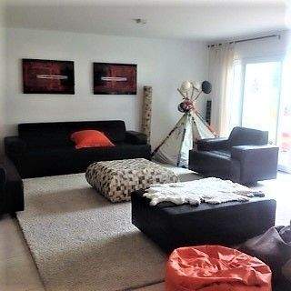 Großes, helles Wohnzimmer