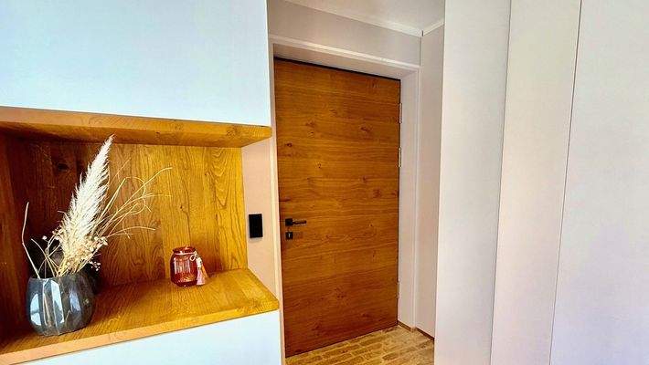 Eingangsbereich mit Schrankelementen vom Schreiner