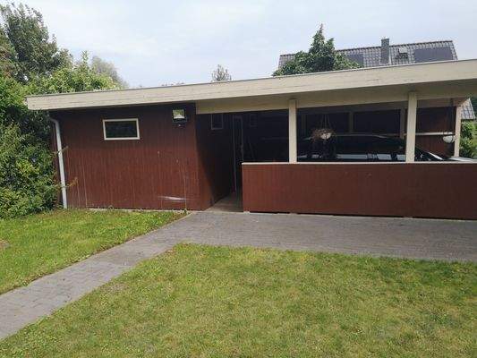 Modernes Carport mit Auto