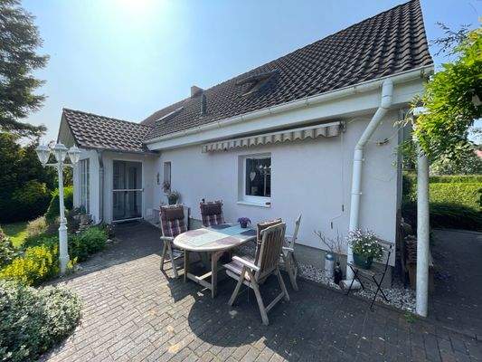 Rückansicht Haus mit Terrasse und Hauseingang