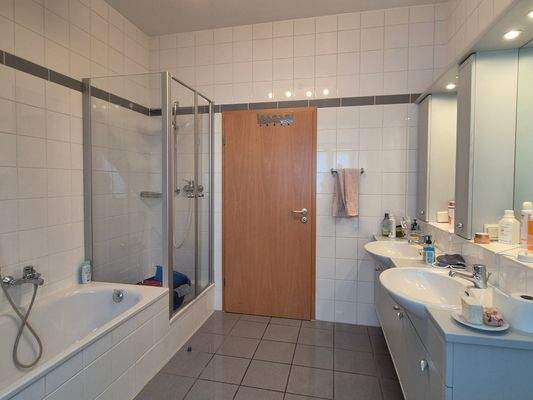 Großzügiges Tageslichtbad Bild 2.jpg