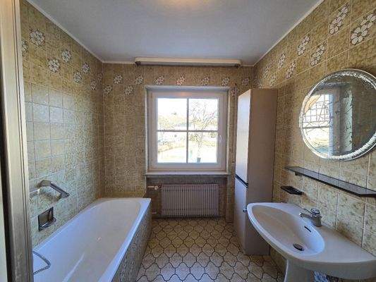 Tageslichtbad mit Wanne und Dusche