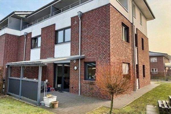 Rückseite mit Terrasse