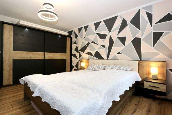 mit Platz für einen großen Kleiderschrank 