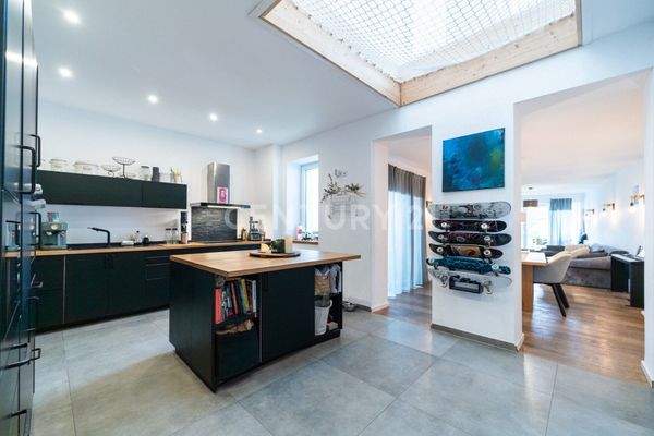 Küche mit Blick ins Wohnzimmer