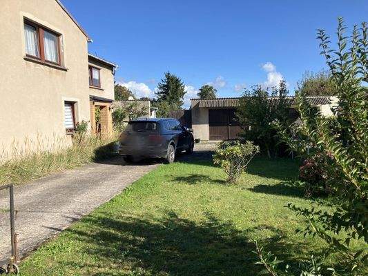 Giebel mit Anbau, Zufahrt und Garage