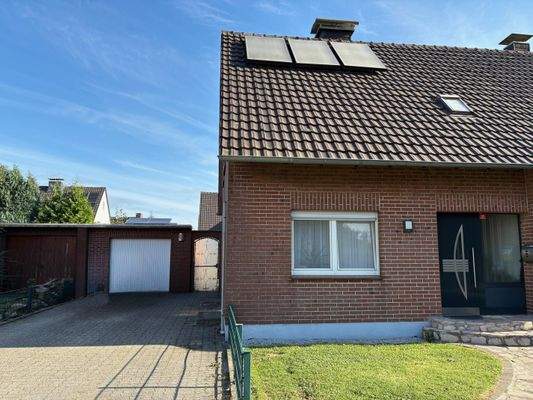 Vorgarten und Garage mit Stellplatz