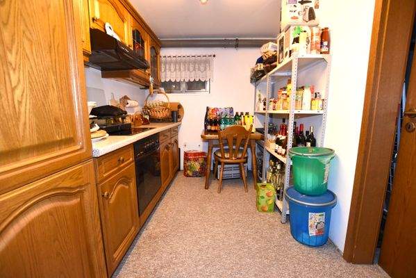 Lagerraum mit zweiter Einbauküche.2.JPG