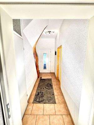 Gang mit Holztreppe ins OG